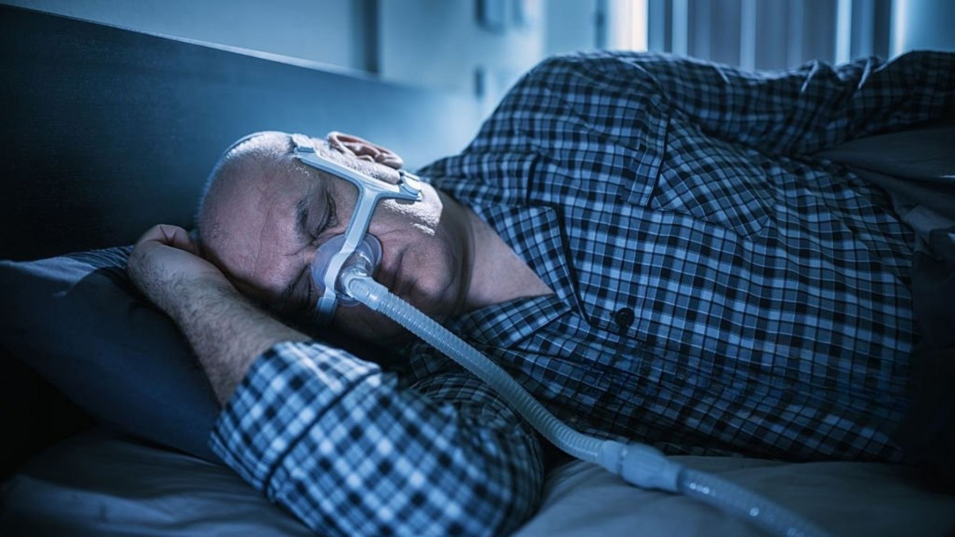 Side sleeper using CPAP mask comfortably through the night