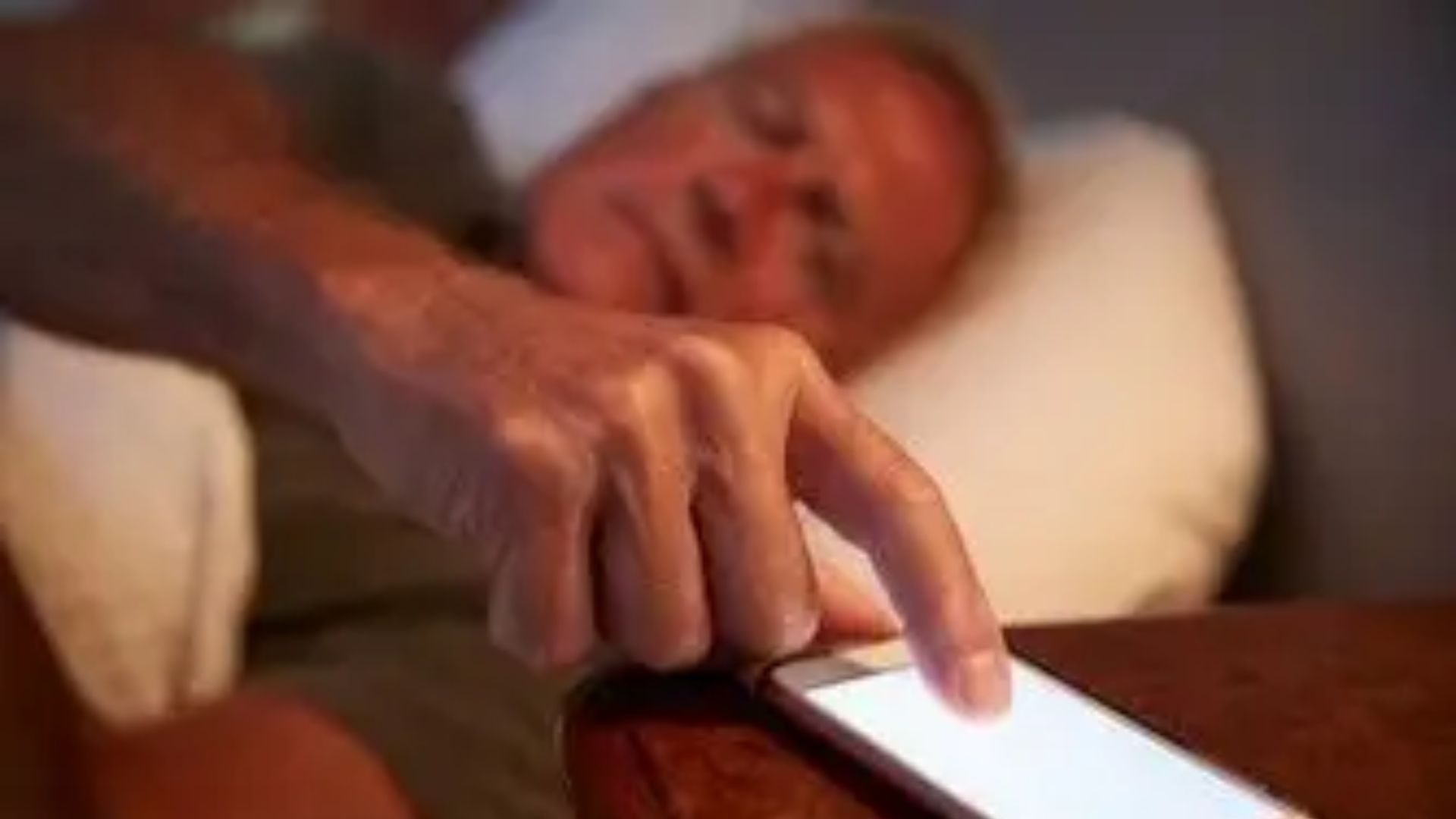 Turning off phone before sleep supports better rest nightly