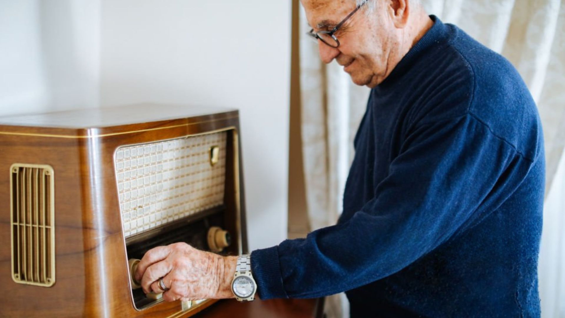 Using a vintage radio instead of screens before bedtime calm