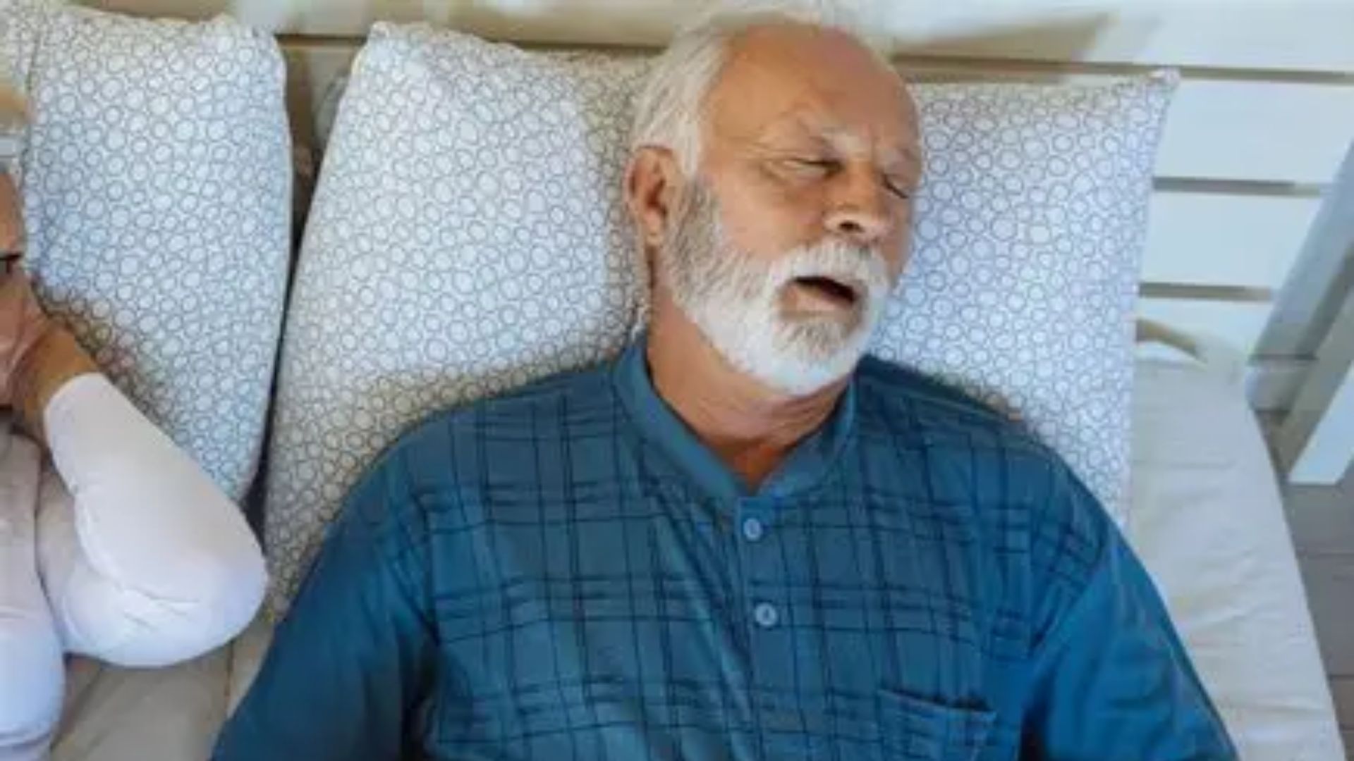 Man sleeping with breathing pauses linked to untreated apnea